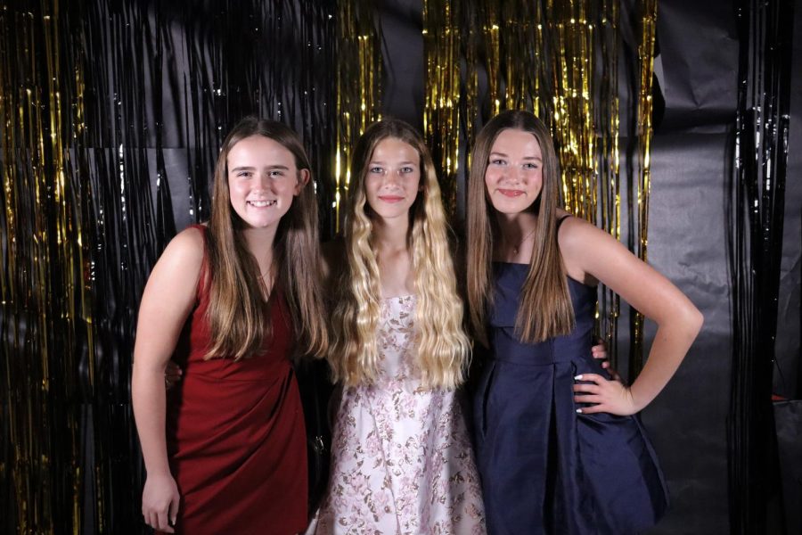 Freshmen Kelsea Hansard, Kensi Curd, Jordan Weir-Cundiff take the cutest picture ever in the Homecoming Dances photo booth!