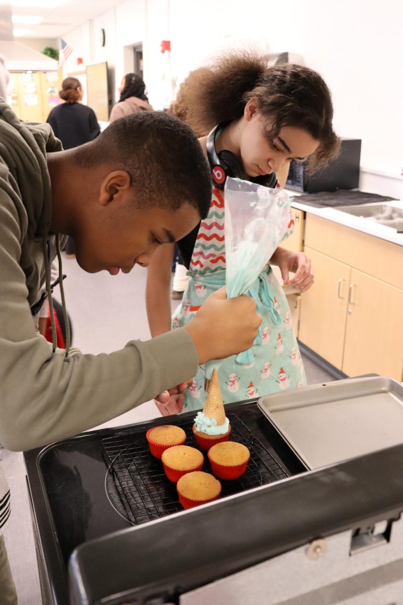 Shaun Hudson and Alara Stewart decorate their cupcakes 